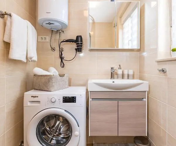 Aurelia Apartment *