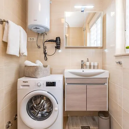 Aurelia Apartment *