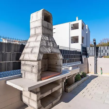 Aurelia Apartment *